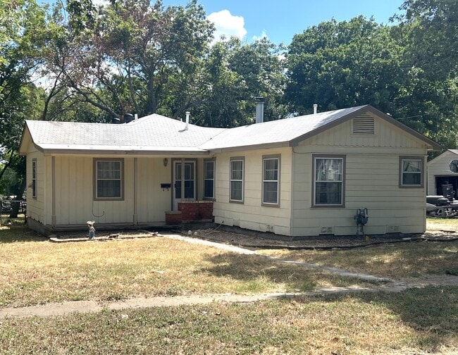 property at 920 E Walnut St