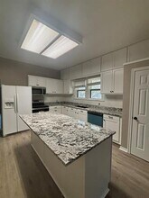 908 N Gaines St in Ennis, TX - Building Photo - Building Photo
