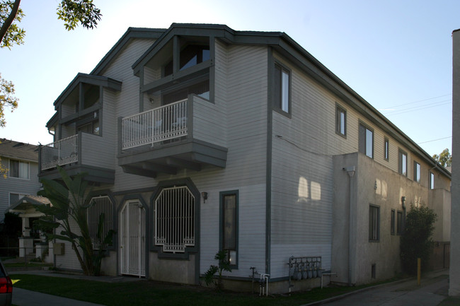 1127 Gladys Ave in Long Beach, CA - Building Photo - Building Photo