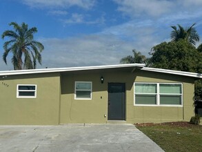 5679 S Rue Rd in West Palm Beach, FL - Building Photo - Building Photo