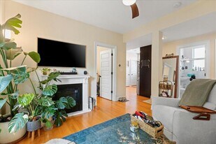 2572 W Lyndale St in Chicago, IL - Building Photo