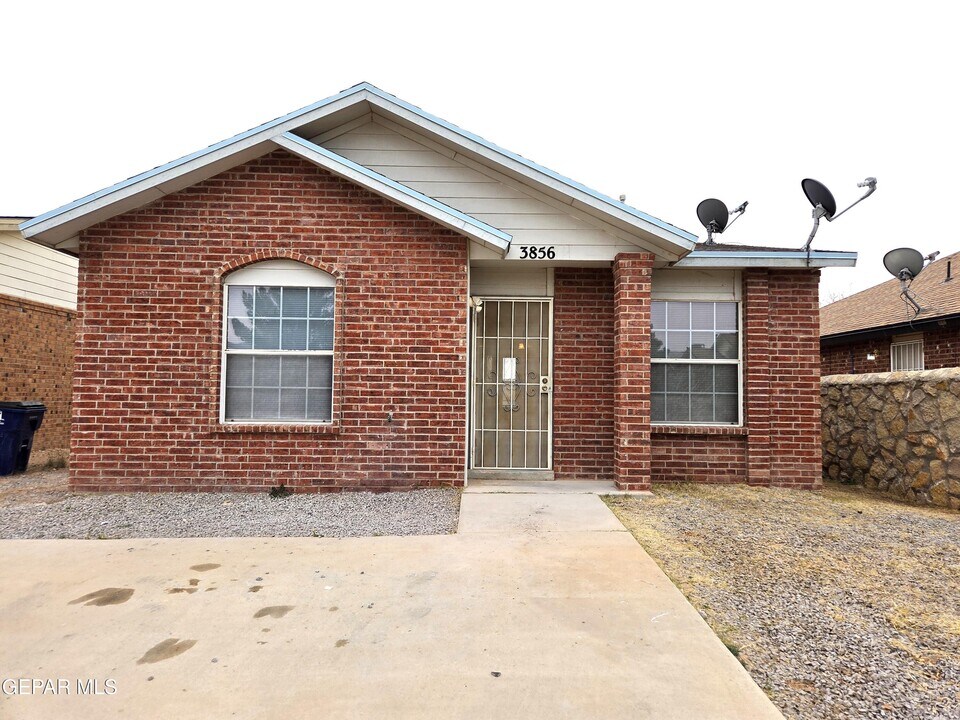 3856 Tierra Alamo Dr in El Paso, TX - Building Photo