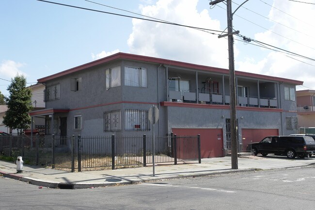 9404-9406 Peach St in Oakland, CA - Foto de edificio - Building Photo