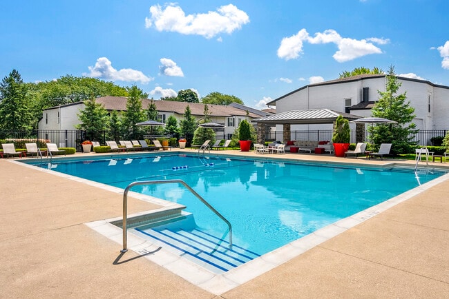 Residences at Arlington Heights in Arlington Heights, IL - Foto de edificio - Building Photo