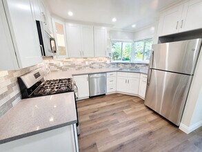664 College Ave, Unit 666 in Palo Alto, CA - Building Photo - Building Photo