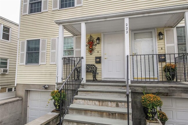 222 Lakeview Ave in Harrison, NY - Building Photo - Building Photo