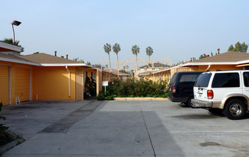 743-747 N Eucalyptus Ave in Inglewood, CA - Building Photo - Building Photo