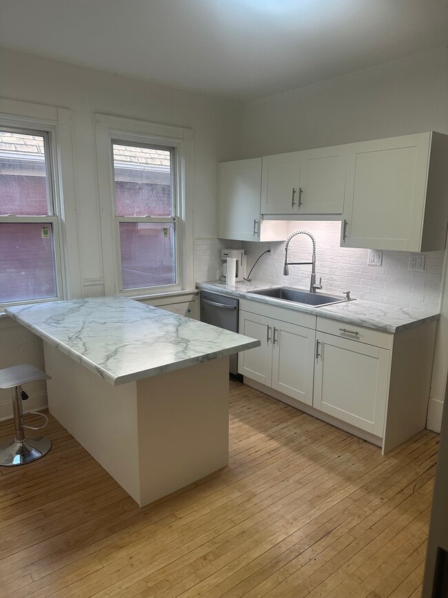 932 S 4th St, Unit Upper in Milwaukee, WI - Building Photo - Building Photo