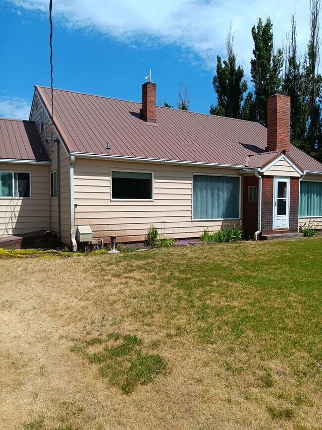 65691 Booth Ln in Cove, OR - Building Photo - Building Photo