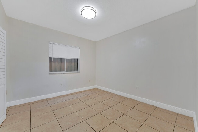 2185 NW 16th Ter, Unit 19 in Miami, FL - Foto de edificio - Building Photo