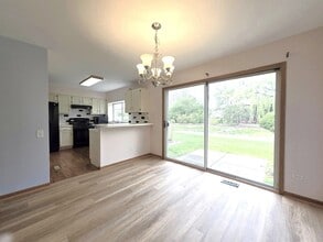 8 E Shag Bark Ln in Streamwood, IL - Building Photo - Building Photo
