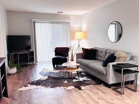 551 Courtwood Ln, Unit #5 in Hendersonville, NC - Building Photo