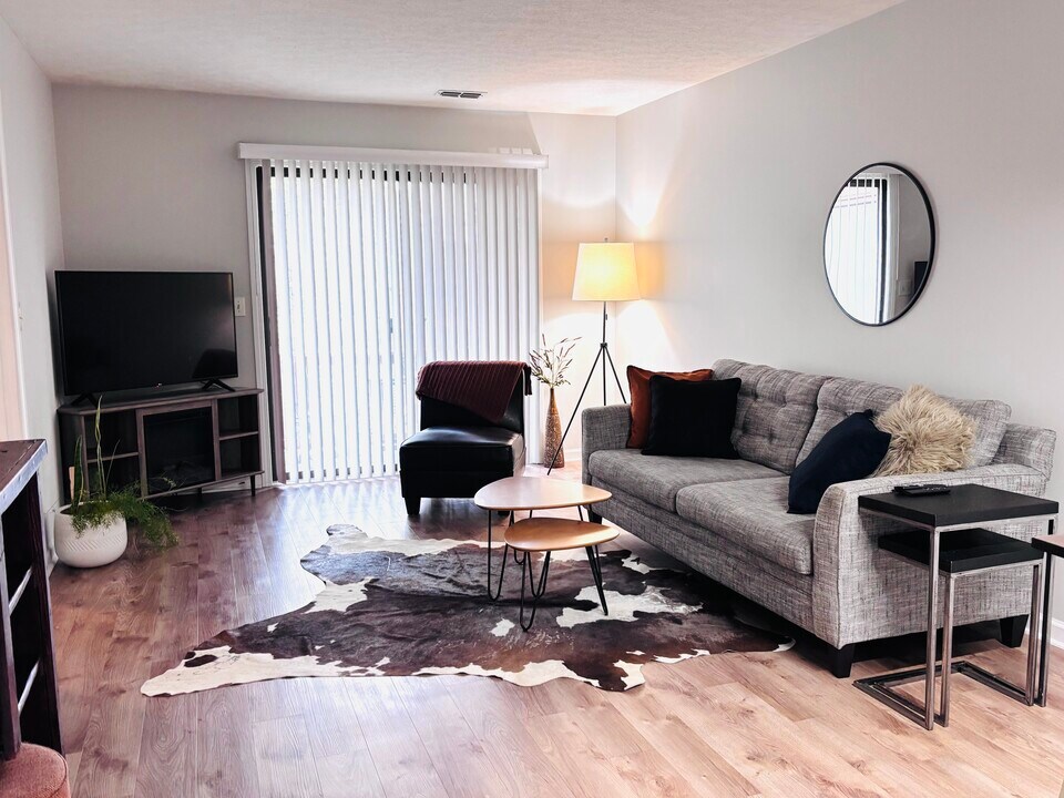 551 Courtwood Ln, Unit #5 in Hendersonville, NC - Foto de edificio