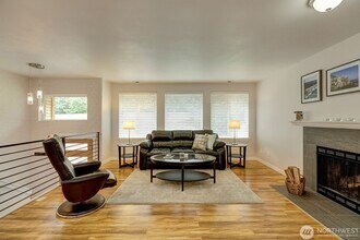 18900 32nd Ave NE in Lake Forest Park, WA - Building Photo - Building Photo