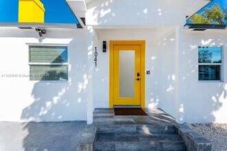 1041 NW 35th St in Miami, FL - Building Photo - Building Photo