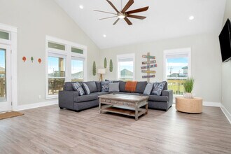 947 Gulf Shores Dr in Port Bolivar, TX - Building Photo - Building Photo