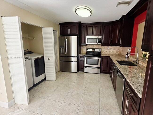 15222 SW 111th St in Miami, FL - Building Photo - Building Photo