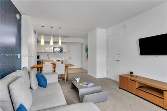 2602 E Hallandale Beach Blvd in Hallandale Beach, FL - Foto de edificio - Building Photo