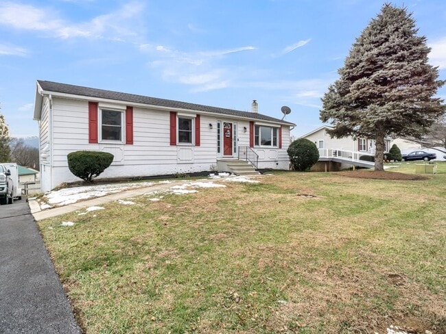 32 Maywood Ave in Sinking Spring, PA - Building Photo - Building Photo