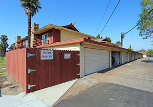 301-315 N Acacia Ave in Fullerton, CA - Building Photo - Building Photo