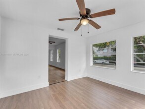 520 NW 32nd Pl in Miami, FL - Building Photo - Building Photo