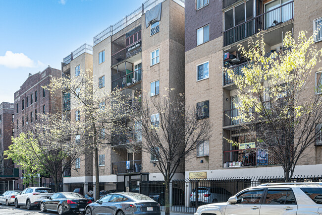 770 Lefferts Ave in Brooklyn, NY - Foto de edificio - Building Photo