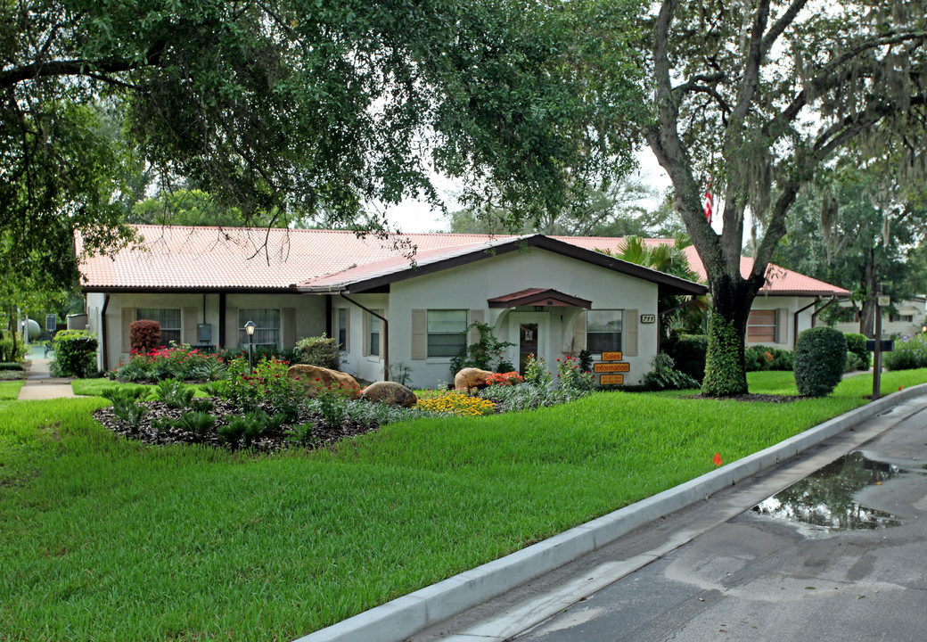 Lake Helen Villa in Lake Helen, FL - Building Photo