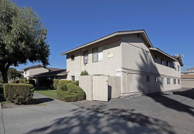 18 Units on Sumac Ln. in Anaheim, CA - Foto de edificio - Building Photo