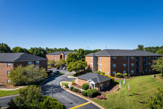 Grand Summit in Greensboro, NC - Foto de edificio - Building Photo
