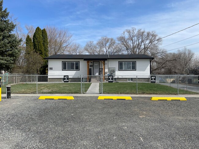2583 Elgin Rd in Moses Lake, WA - Foto de edificio - Building Photo