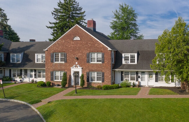 Beech Spring Village in Summit, NJ - Foto de edificio - Building Photo