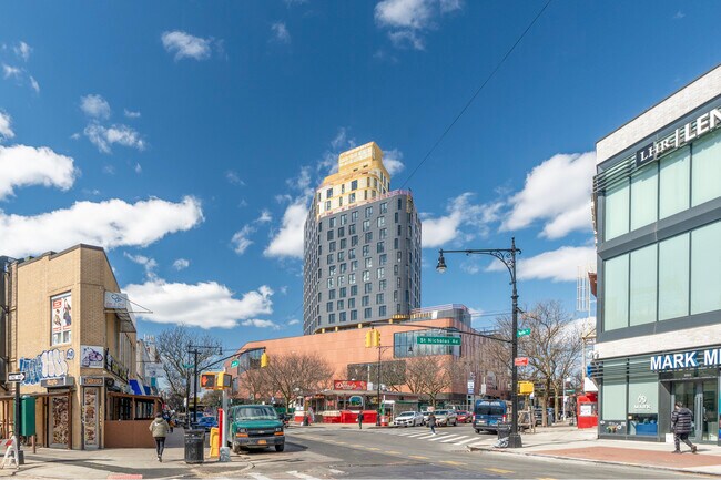 The Ridgewood Apartments in Ridgewood, NY - Foto de edificio - Building Photo
