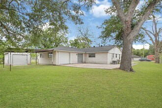 1014 Robinson St in Alvin, TX - Building Photo - Building Photo