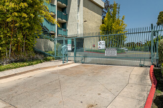 Stoneybrook Villas in Long Beach, CA - Building Photo - Building Photo