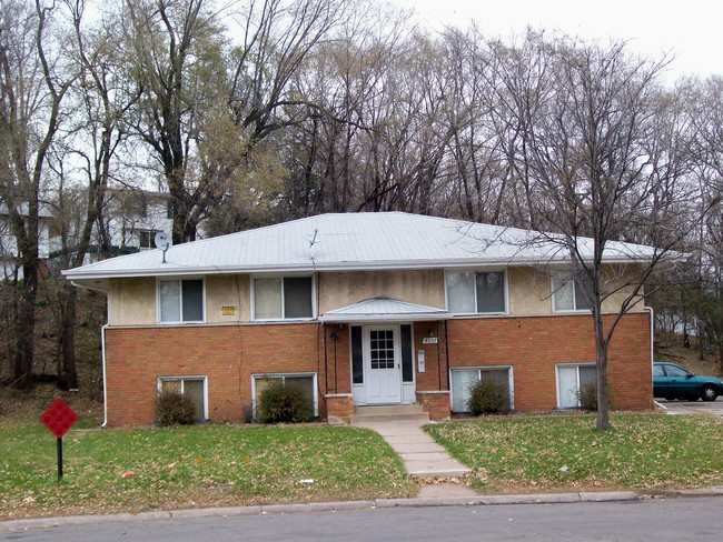 4557 Madison St NE in Columbia Heights, MN - Foto de edificio - Building Photo