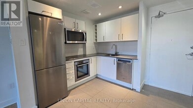 407-230-230 Oak St in Toronto, ON - Building Photo - Building Photo