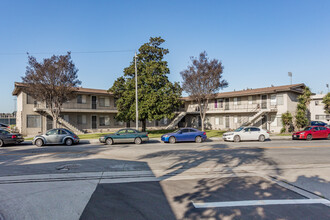 8714 5th St in Downey, CA - Foto de edificio - Building Photo