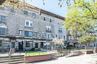 696 Eastern Pky in Brooklyn, NY - Building Photo - Building Photo