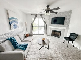 1071 Clayton Ln in Austin, TX - Building Photo