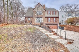 6132 W Wells St, Unit 6132 in Wauwatosa, WI - Building Photo - Building Photo