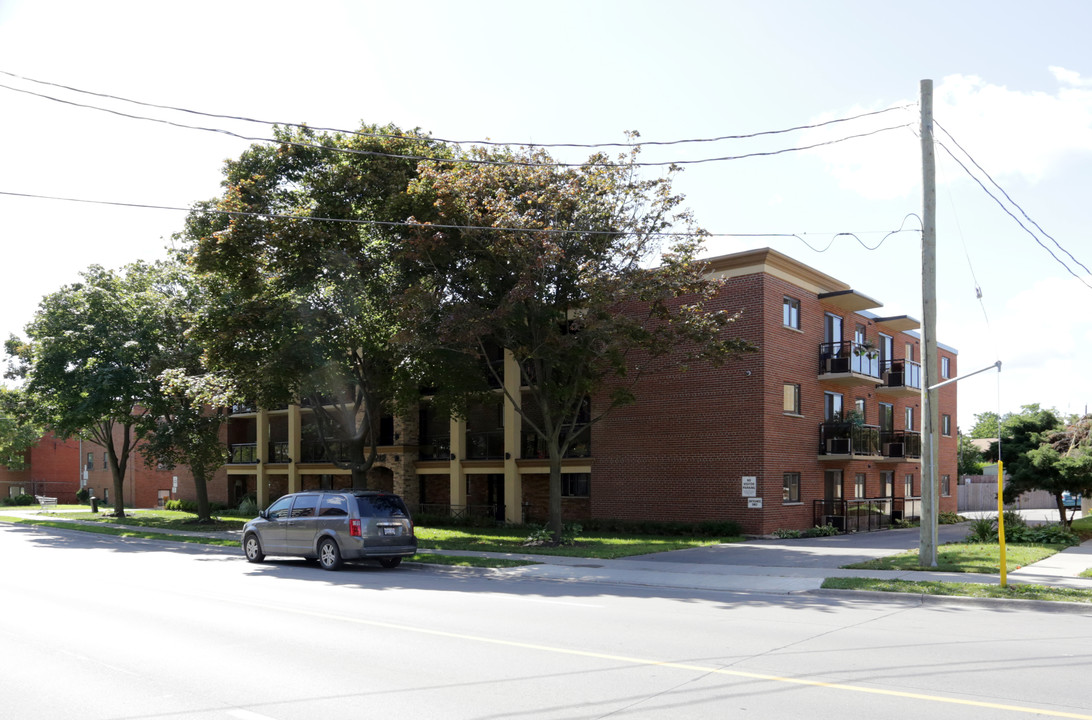 1212 Fennell Ave E in Hamilton, ON - Building Photo