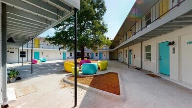321 E 8th St in Dallas, TX - Building Photo - Building Photo