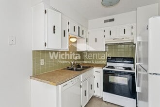 2305 S White Oak Dr in Wichita, KS - Building Photo - Building Photo
