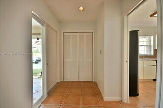 10380 NW 46th St in Doral, FL - Building Photo - Building Photo