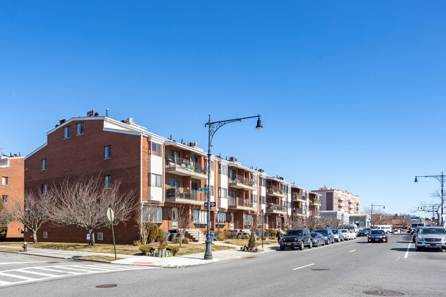 2601 Emmons Ave in Brooklyn, NY - Foto de edificio - Building Photo