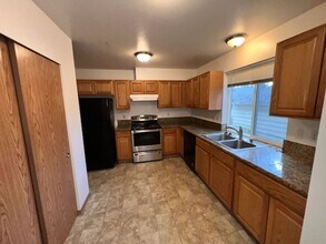 8948 Gravelly Lake Dr SW in Lakewood, WA - Building Photo - Building Photo