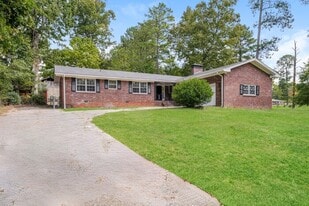 4136 Moore Rd in Ellenwood, GA - Building Photo