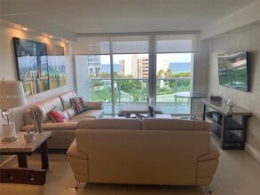 100 Bayview Dr in Sunny Isles Beach, FL - Building Photo - Building Photo