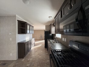 12 E Manor St in Oxford, MI - Building Photo - Building Photo