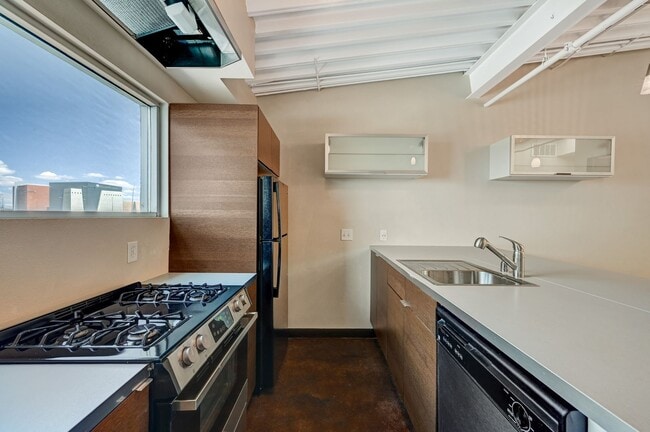 701 Shadow Ln in Las Vegas, NV - Building Photo - Building Photo